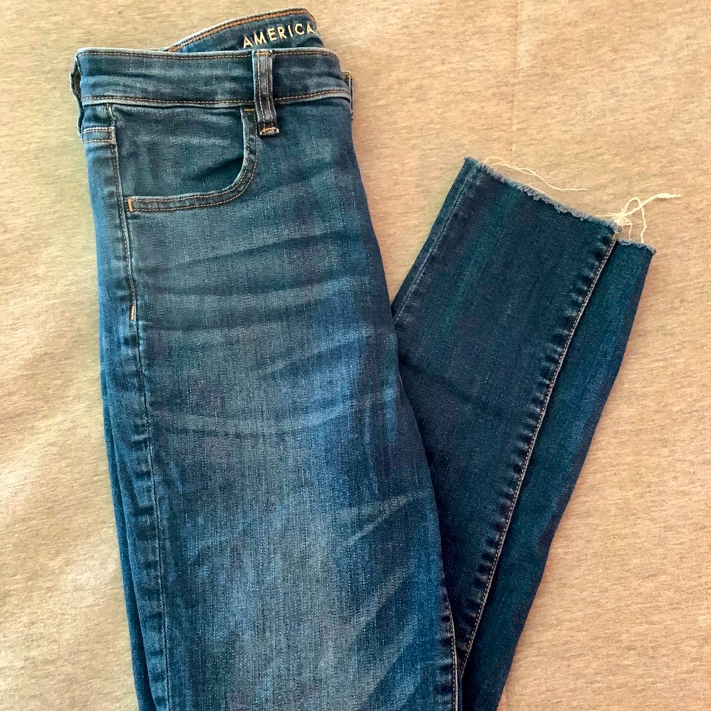 HIGH WAISTED AMERICAN EAGLE JEANS